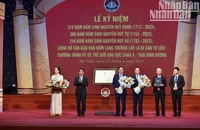 Thứ trưởng Bộ Văn hóa, Thể thao và Du lịch trao bằng chứng nhận Văn bản Hán Nôm làng Trường Lưu là di sản tư liệu Chương trình ký ức thế giới khu vực châu Á-Thái Bình Dương cho tỉnh Hà Tĩnh.
