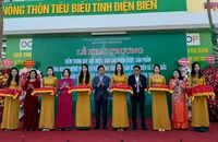 Các đại biểu cắt băng khánh thành Điểm trưng bày giới thiệu, bán sản phẩm OCOP Điện Biên. 