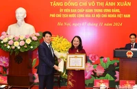 Chủ tịch nước Lương Cường trao Huy hiệu 30 năm tuổi Đảng tặng Phó Chủ tịch nước Võ Thị Ánh Xuân.