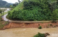 Lũ lớn làm tuyến đường bê-tông xi-măng từ Ủy ban nhân dân xã Sơn Bao đi thôn Nước Bao bị sạt lở nghiêm trọng, có đoạn ngoạm vào bên trong tạo hàm ếch sâu từ 8m-12m.
