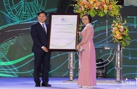 Lãnh đạo tỉnh Cao Bằng đón nhận Bằng chứng nhận danh hiệu Công viên địa chất toàn cầu UNESCO non nước Cao Bằng sau kỳ tái thẩm định lần thứ 1.