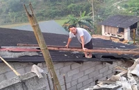 Người dân xã Thắng Lợi, huyện Hạ Lang, tỉnh Cao Bằng lợp lại mái nhà, ổn định cuộc sống.