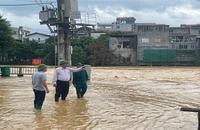 Đồng chí Trần Hồng Minh, Bí thư Tỉnh ủy Cao Bằng (áo trắng) kiểm tra, chỉ đạo công tác khắc phục hậu quả mưa lũ.