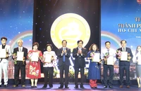 Lãnh đạo Thành phố trao giải thưởng cho các doanh nghiệp đoạt Giải Thương hiệu Vàng năm 2022.