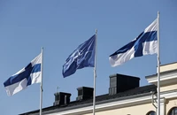 Cờ của Phần Lan và NATO (giữa) bên ngoài trụ sở của NATO tại Brussels, ngày 4/4/2023. (Ảnh: Reuters)
