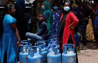 Người dân xếp hàng để mua gas tại Colombo, Sri Lanka, ngày 23/5/2022. (Ảnh: Reuters)