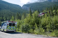 Trực thăng cứu hộ và xe cứu thương có mặt tại hiện trường vụ rơi máy bay. (Nguồn: RMO)