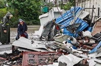 Lực lượng cứu hộ dọn dẹp đống đổ nát sau một trận động đất ở Trung Quốc. (Ảnh minh họa: AFP/TTXVN)