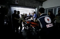 Người bị thương được đưa tới Bệnh viện Shifa sau vụ nổ tại Bệnh viện Al-Ahli al-Arabi, tối 17/10/2023. (Ảnh: REUTERS)