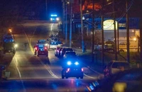 Hàng trăm cảnh sát đang truy tìm nghi phạm xả súng tại thành phố Lewiston. (Ảnh: AP)