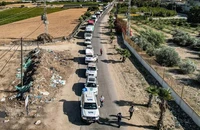 Đoàn xe tải chở hàng viện trợ di chuyển từ Ai Cập qua cửa khẩu Rafah vào Dải Gaza, ngày 21/10/2023. Ảnh: AFP/TTXVN 