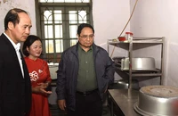 Thủ tướng Phạm Minh Chính thăm bếp ăn tại Trường Phổ thông dân tộc bán trú Tiểu học Pa Tần. (Ảnh: Trần Hải)