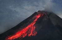 Dung nham phun trào từ núi lửa Merapi, nhìn từ làng Wonokerto, Yogyakarta, Indonesia, ngày 9/8/2023. (Ảnh: AFP/TTXVN) 