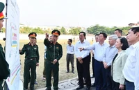 Đồng chí Trương Thị Mai cùng các thành viên đoàn công tác kiểm tra công tác chuẩn bị diễu binh diễu hành tại Sân vận động tỉnh Điện Biên.