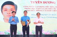 Khen thưởng công nhân tiêu biểu Học tập và làm theo tư tưởng, đạo đức, phong cách Hồ Chí Minh.