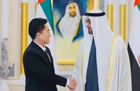 Tổng thống UAE Mohammed bin Zayed Al Nahyan và Đại sứ Đặc mệnh toàn quyền nước Cộng hòa xã hội chủ nghĩa Việt Nam Nguyễn Thanh Diệp. (Ảnh: WAM)