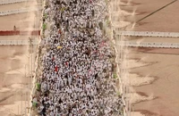 Các tín đồ Hồi giáo tới dự một nghi thức trong lễ hành hương Hajj ở thung lũng Mina, Saudi Arabia. (Ảnh: news.abs-cbn.com/TTXVN)