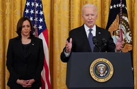 Tổng thống Joe Biden phát biểu tại Nhà trắng, ngày 20/5/2021. Đứng cạnh ông là Phó Tổng thống Kamala Harris. (Ảnh: Reuters)