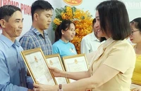 Các hộ nông dân sản xuất giỏi nhận bằng khen của Chủ tịch Ủy ban nhân dân tỉnh Bình Phước.