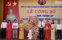 Lãnh đạo Đảng ủy khối Cơ quan và Doanh nghiệp tỉnh Bình Phước trao quyết định kết nạp đảng viên. 