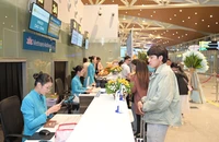 Hành khách làm thủ tục check in tại sân bay quốc tế Đà Nẵng. Ảnh: Duyên Kỳ