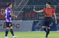 Trọng tài Ngọc Châu có tình huống xử lý sai lầm trong trận Sài Gòn FC và Topenland Bình Ðịnh. (Ảnh QUANG THỊNH)