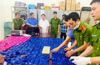 Lực lượng Công an tỉnh Sơn La phối hợp kiểm đếm, cân tịnh số lượng lớn ma túy tổng hợp thu giữ tại huyện biên giới Sông Mã.