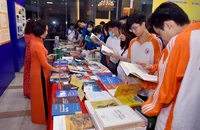Các bạn đọc trẻ tham quan, tìm đọc những tác phẩm đoạt Giải thưởng Sách quốc gia năm 2022.