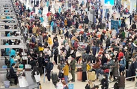 Hành khách làm thủ tục hàng không trước chuyến bay tại sân bay Nội Bài dịp Tết Nguyên đán Quý Mão 2023.