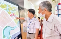 Lãnh đạo phường Trường Thạnh giới thiệu Kiosk màn hình cảm ứng giúp người dân tương tác trực tiếp các thông tin và dịch vụ công trên Cổng thông tin điện tử của phường.