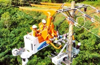 Bảo dưỡng đường dây 110kV bằng công nghệ mới.