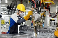 Công nhân Nhà máy sản xuất, lắp ráp ô-tô Hyundai Thành Công (Ninh Bình) vận hành dây chuyền lắp ráp, sản xuất sản phẩm ô-tô Hyundai. (Ảnh Anh An)