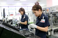 Công nhân Công ty Samsung Electronics Việt Nam (SEV), huyện Yên Phong, tỉnh Bắc Ninh kiểm tra sản phẩm. 