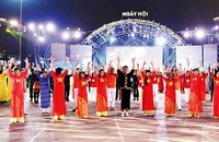 Tiết mục “Vũ điệu kết đoàn” do cán bộ, nhân dân quận Tây Hồ biểu diễn tại Ngày hội Ðại đoàn kết toàn dân tộc thành phố Hà Nội năm 2023. (Ảnh Quang Vinh)