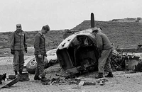 Máy bay Pháp bị phá hủy trong trận tập kích sân bay Cát Bi, Hải Phòng. (Ảnh tư liệu)