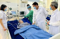 Kiểm tra công tác chăm sóc, điều trị cho người bệnh tại Bệnh viện đa khoa tỉnh Sơn La. (Ảnh QUANG MINH)