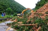 Ðơn vị thi công xử lý sạt lở để thông tuyến Quốc lộ 9C đoạn qua huyện Lệ Thủy, tỉnh Quảng Bình.