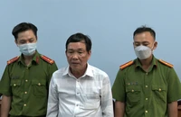 Ông Nguyễn Văn Thăm (áo trắng) bị Cơ quan Cảnh sát điều tra Công an tỉnh Bạc Liêu khởi tố bị can và khám xét nơi ở, nơi làm việc.