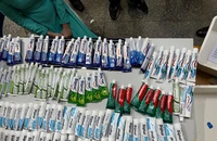 Ma túy được giấu trong các tuýp kem đánh răng được các tiếp viên hàng không xách về Việt Nam. (Ảnh: Hải quan Thành phố Hồ Chí Minh cung cấp)