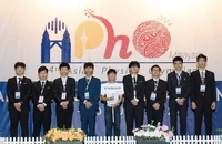 Đội tuyển quốc gia Việt Nam dự Olympic Vật lý châu Á năm 2024, (trái qua phải): Nguyễn Thành Duy, Hà Duyên Phúc, Nguyễn Thế Quân, Trương Phi Hùng , Nguyễn Nhật Minh, Hoàng Tuấn Kiệt, Thân Thế Công, Trần Vũ Lê Hoàng.