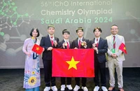 Đội tuyển quốc gia Việt Nam tham dự ICHO năm 2024: (Từ trái sang phải ảnh) PGS.TS Nguyễn Thị Thu Hà (Trưởng đoàn), Đỗ Phú Quốc, Giáp Vũ Sơn Hà, Nguyễn Hữu Tiến Hưng, Trần Đăng Khôi, TS Phạm Văn Phong (Phó đoàn)