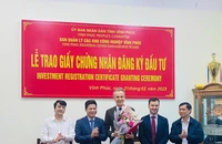 Lãnh đạo Ban Quản lý các Khu công nghiệp tỉnh Vĩnh Phúc chúc mừng Công ty TNHH Piaggio Việt nam tăng vốn đầu tư.