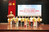 Lãnh đạo tỉnh trao Giải A cho các tác giả.