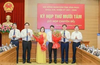 Lãnh đạo tỉnh chúc mừng hai đồng chí được bầu giữ chức Phó Chủ tịch Ủy ban nhân dân tỉnh.