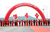 Cắt băng khánh thành Dự án đường bộ cao tốc Tuyên Quang-Phú Thọ.