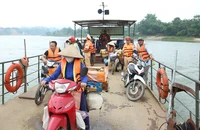 Cán bộ Đội Cảnh sát đường thủy, Phòng Cảnh sát giao thông Công an tỉnh Tuyên Quang tuyên truyền luật an toàn giao thông đường thủy đến người dân.