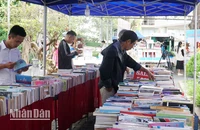 Nhiều người tìm đến mua sách tại ngày hội.