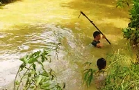 Lực lượng cứu hộ đang tìm kiếm nạn nhân bị lũ ống cuốn mất tích, tại thị trấn Phong Hải, huyện Bảo Thắng, Lào Cai. (Ảnh: TL)