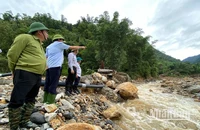 Lãnh đạo tỉnh Lào Cai và thị xã Sa Pa kiểm tra hiện trường lũ ống ở thôn Nậm Than, xã Liên Minh, thị xã Sa Pa sáng 13/9. (Ảnh: QUỐC HỒNG)