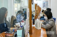 Người lao động thực hiện thủ tục về bảo hiểm thất nghiệp tại Trung tâm Dịch vụ việc làm Hà Nội. (Ảnh: Nhật Quang)